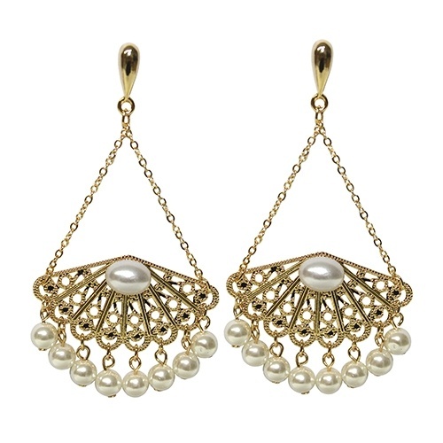 Brinco dourado com pérolas, da Olha Que Linda. Preço: R$ 45. Informações: www.olhaquelinda.com.br | Preço e disponibilidade pesquisados em fevereiro de 2014 e sujeitos a alterações - Divulgação