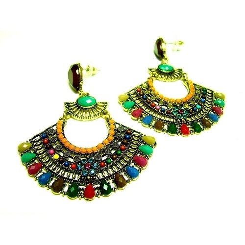 Brinco em ouro velho com pedras coloridas, da Agata Jolie Ateliê à venda na Elo7. Preço: R$ 34,90. Informações: www.elo7.com.br | Preço e disponibilidade pesquisados em fevereiro de 2014 e sujeitos a alterações - Divulgação