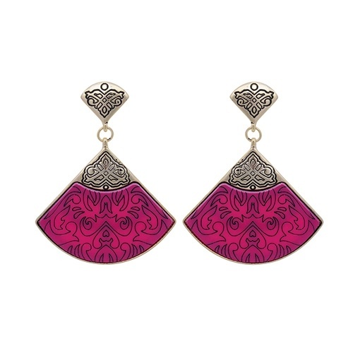 Brinco rosa com desenho gravado, da Balonè. Preço: R$ 39. Informações: (11) 4208-6200 | Preço e disponibilidade pesquisados em fevereiro de 2014 e sujeitos a alterações - Divulgação