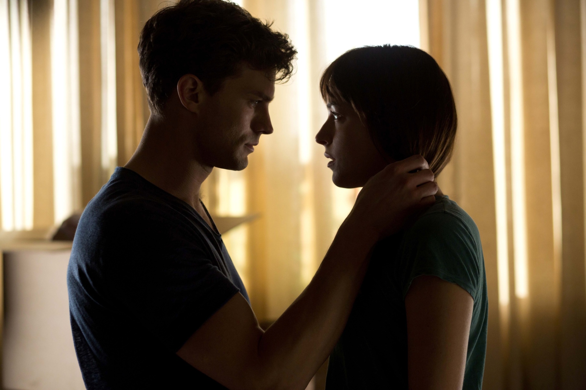 Jamie Dornan e Dakota Johnson em cena de "Cinquenta Tons de Cinza" - Divulgação