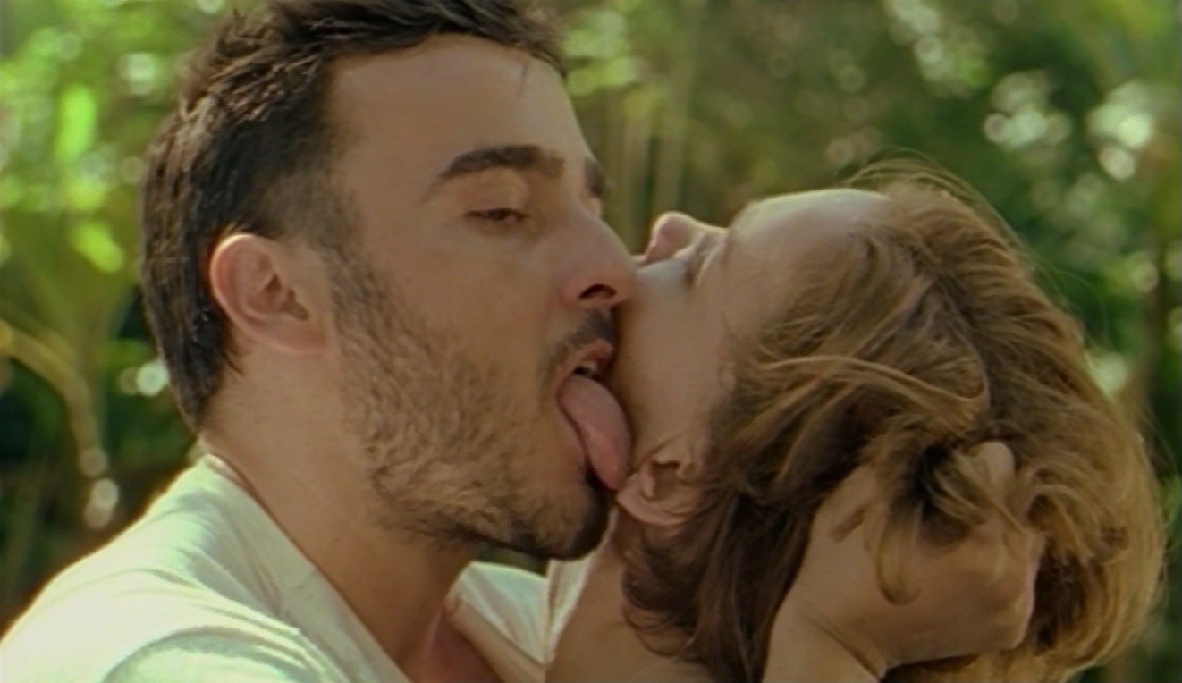 Um Copo de Cólera - Alexandre Borges e Julia Lemmertz gravaram este filme, com forte carga erótica, quando já eram casados. Em uma cena de sexo simulada (mas muito tórrida e com muita pele e pelos à mostra), os dois fazem verdadeiras acrobacias. O longa é baseado no romance de Raduan Nassar - Foto: Reprodução/Texto: Tiago Dias