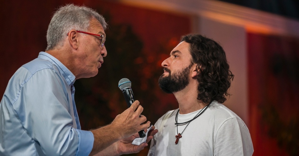 10.fev.2015 - Eliminado do "BBB15", Marco fala com o apresentador Pedro Bial