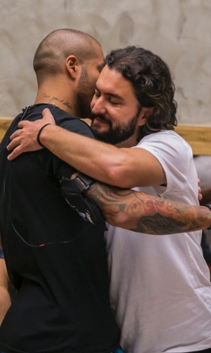 11.fev.2015 - Após anúncio da eliminação, Marco abraça Fernando, que disputou o paredão com ele