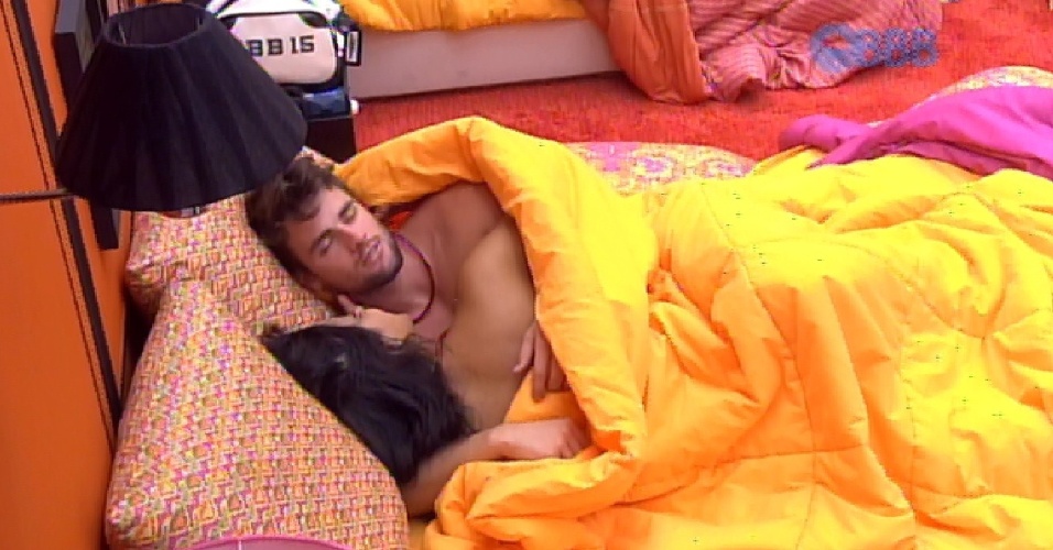 11.fev.2015 - Rafael e Talita fazem as pazes e se beijam embaixo de edredom