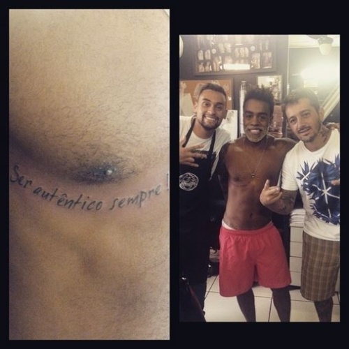 9.fev.2015 - Douglas faz tattoo nova após deixar a casa do "BBB15"