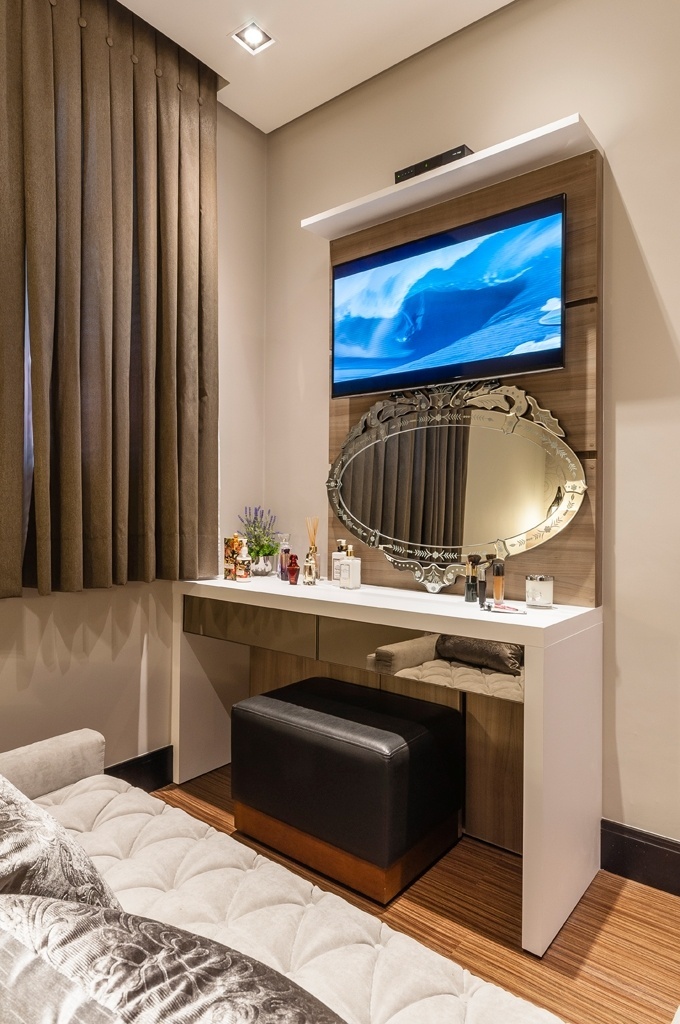 A penteadeira sempre foi o móvel "da mulher", o local para se pentear, fazer a maquiagem, checar e arrematar o "look". Penteadeiras são funcionais e podem ganhar versões contemporâneas, como esta, planejada pelo designer Ricardo Lopez. O móvel é composto por um espelho veneziano apoiado sobre o painel de TV e a uma bancada com gavetas espelhadas executada pela Edy Planejados - Henrique Ribeiro/ Divulgação