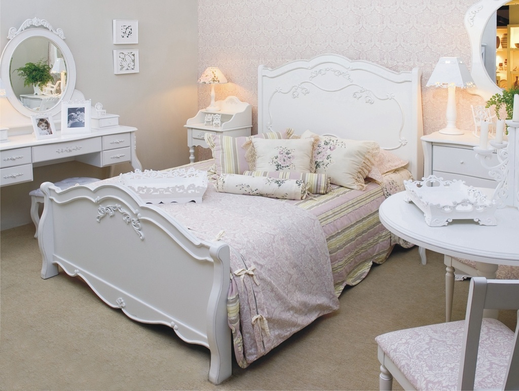 A arquiteta Paula Isidoro escolheu móveis provençais da marca Kleiner Schein para compor o quarto de casal. À esquerda está a penteadeira clássica com espelho ovalado, várias gavetas e banqueta. Colocada a cerca de 120 cm da cama, a disposição obedece as distâncias mínimas de circulação: "Nunca instale uma penteadeira de frente para janelas, pois o espelho cria reflexos incômodos", ensina a arquiteta - Divulgação