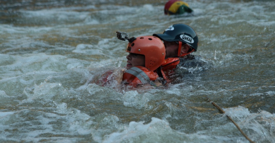 Durante rafting, Juju Salimeni cai do bote e quase se afoga