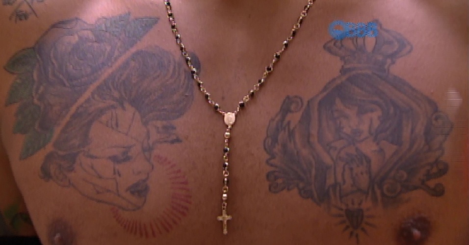 Fernando chama atenção por suas tatuagens cheias de detalhes, que ele ostenta nos braços e no peitoral
