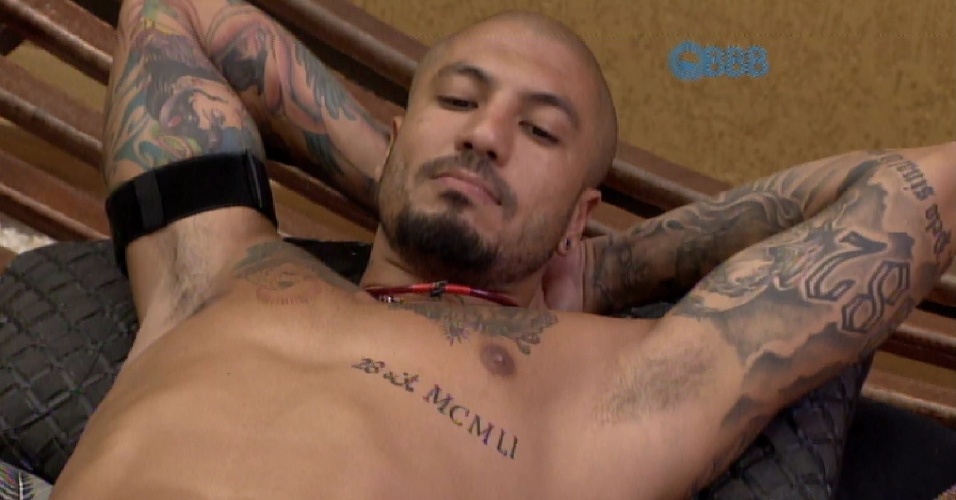 Fernando chama atenção por suas tatuagens cheias de detalhes, que ele ostenta nos braços e no peitoral