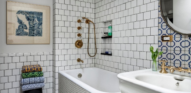 Um dos banheiros da casa é revestido com azulejos de demolição, inclusive, portugueses - Bruce Buck/ The New York Times