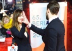 Criticado por falta de química, casal de "Cinquenta Tons" faz "hi-five" no tapete vermelho de Berlim - Hannibal Hanschke/Reuters