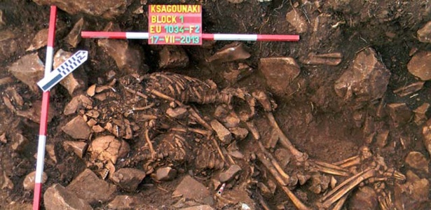 12.fev.2015 - Esqueletos gregos são encontrados abraçados no Peloponeso - AFP PHOTO