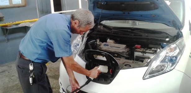 José Antonio Nunes coloca seu Nissan Leaf para carregar na sede de sua frota - Leonardo Felix/UOL - Leonardo Felix/UOL