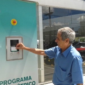 José Antonio Nunes precisa passar um cartão especial para ter direito à recarga rápida de seu Nissan Leaf - Leonardo Felix/UOL - Leonardo Felix/UOL