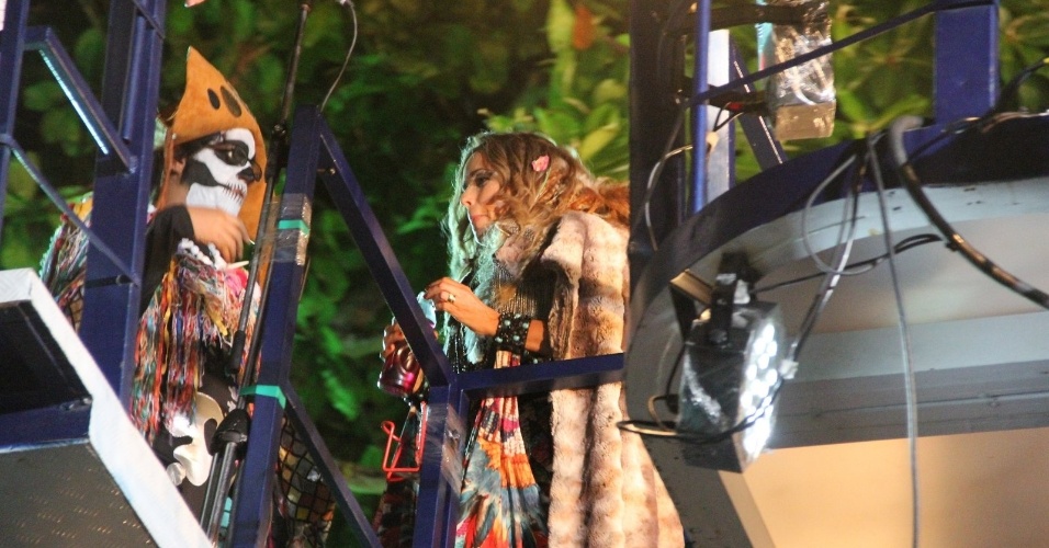 13.fev.2015 - A Cantora Daniela Mercury se prepara para comandar o trio elétrico no Circuito da Barra, em Salvador