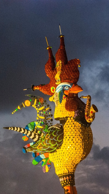 13.fev.2015 - A gigante escultura do galo é instalada anulamente na Ponte Duarte Coelho, no Recife - Marcelo Loureiro/AE