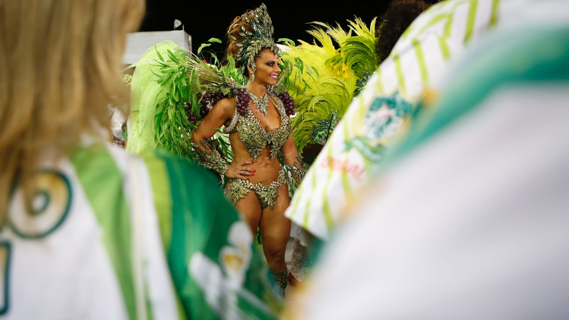13.fev.2015 - A rainha de bateria da Mancha Verde, Viviane Araújo se prepara para entrar na avenida