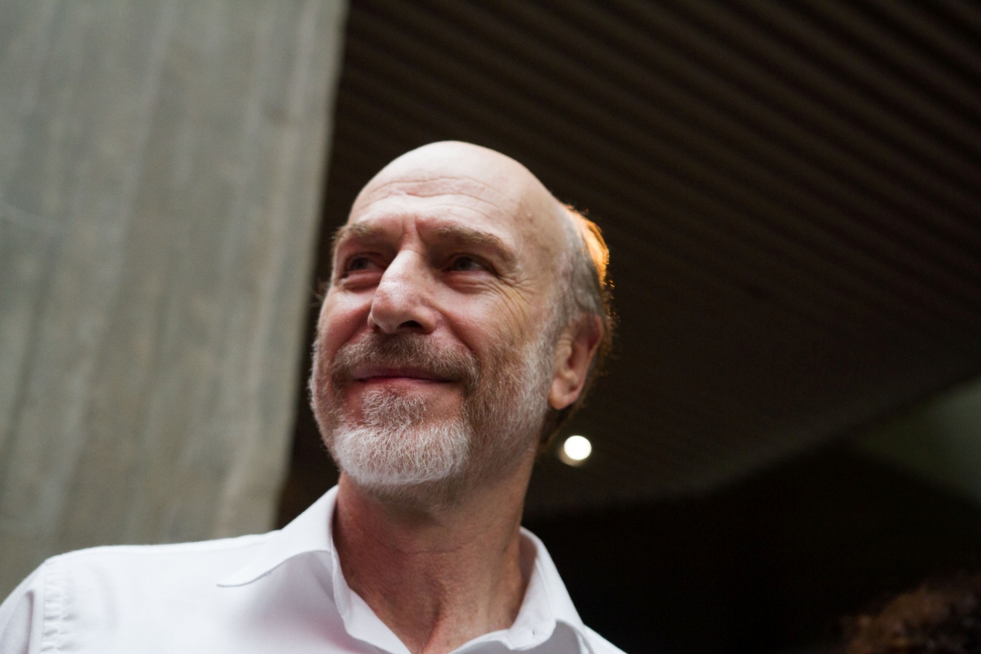 13.fev.2015 - Ator Odilon Wagner chega para o velório de Tomie Ohtake, em São Paulo. "É uma perda incalculável. Tomie foi uma artista única no planeta. Seu legado é gigantesco. Lamentamos a perda física mas ela permanecerá viva pela eternidade de seu trabalho", disse o ator. - Dario Oliveira/Folhapress