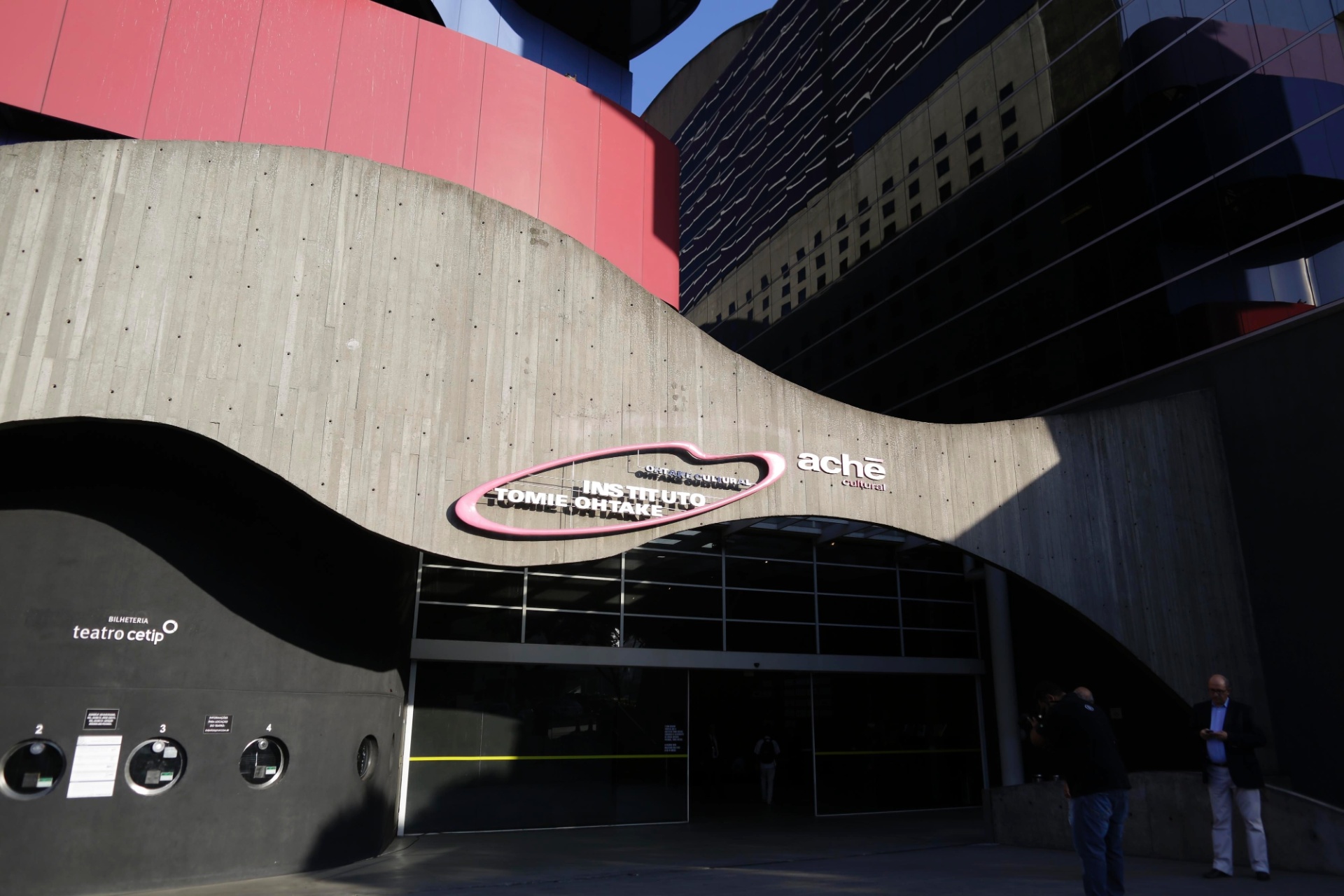 13.fev.2015 - Fachada do instituto Tomie Othake, onde acontece o velório da artista plástica nesta sexta-feira (13) - Nelson Antoine/Frame