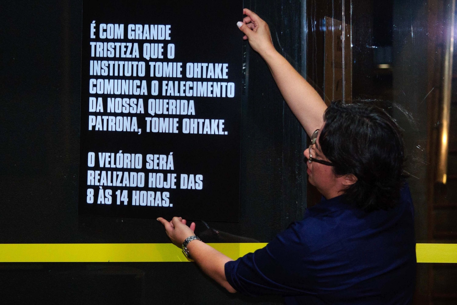 13.fev.2015 - Preparativos para o velório da artista plástica nipo-brasileira Tomie Othake, em São Paulo. O evento é aberto ao público e acontece no instituto que leva o nome da artista - Peter Leone/Futura Press