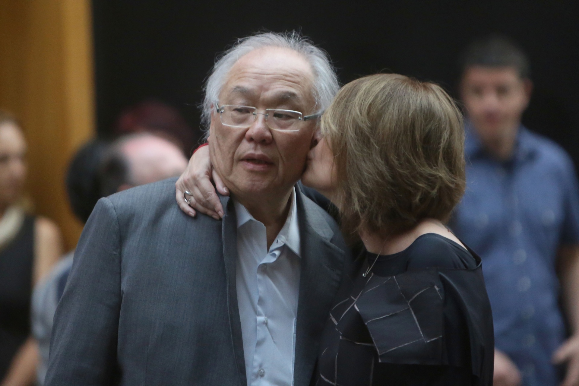 13.fev.2015 - Ricardo Othake, filho de Tomie, e sua esposa Marcy Junqueira, no velório da artista plástica - Ricardo Matsukawa