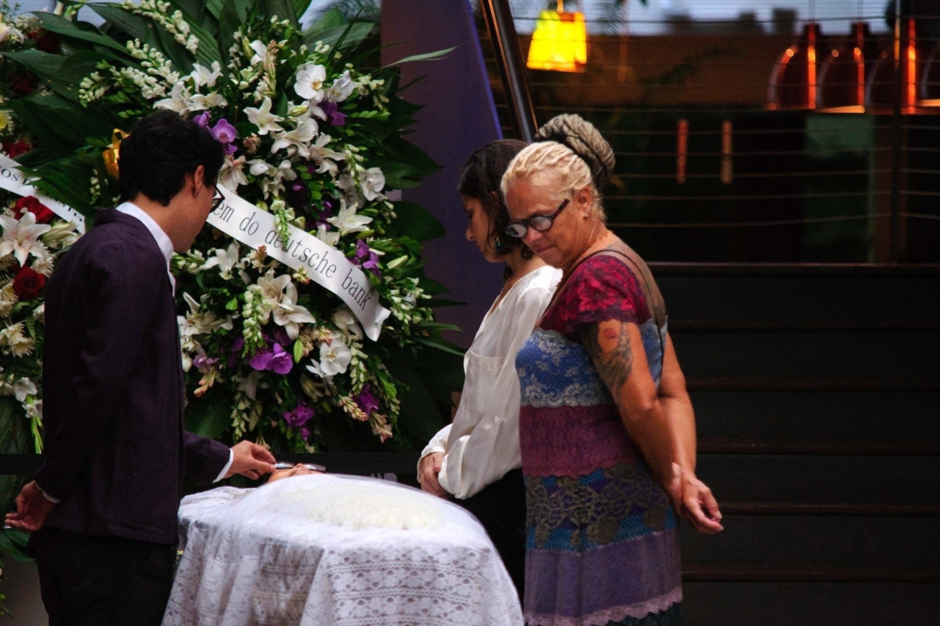 13.fev.2015 - Rodrigo Ohtake, neto de Tomie, no velório da avó. A artista faleceu nesta quinta-feira (12) em decorrência de uma parada cardíaca. A cerimônia acontece no instituto Tomie Ohtake, na zona oeste de São Paulo, e é aberto ao público - Peter Leone/Futura Press/Estadão Conteúdo