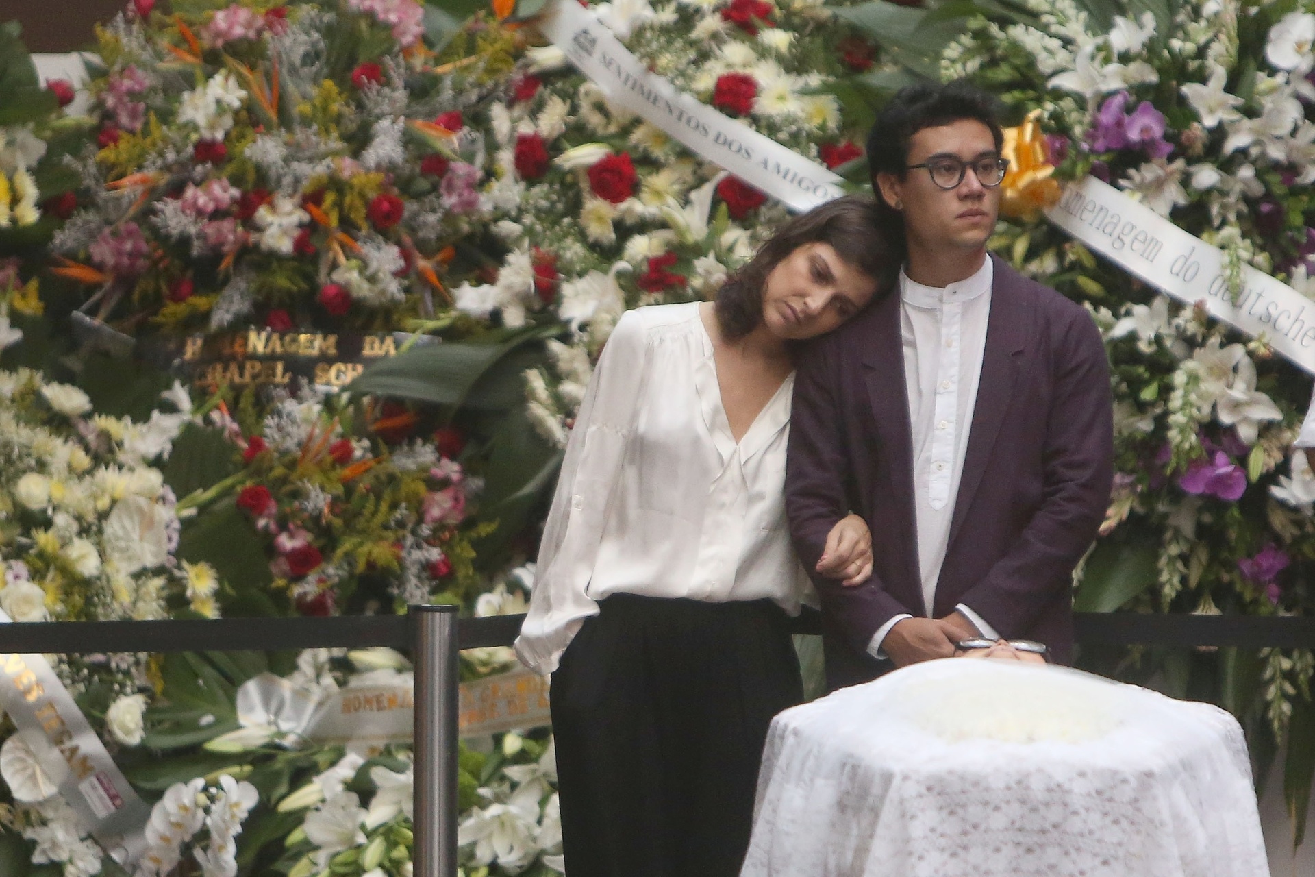 13.fev.2015 - Rodrigo Othake, neto de Tomie Othake, vela o corpo da avó ano lado da namorada, Ana Cariolina Ralston - Ricardo Matsukawa