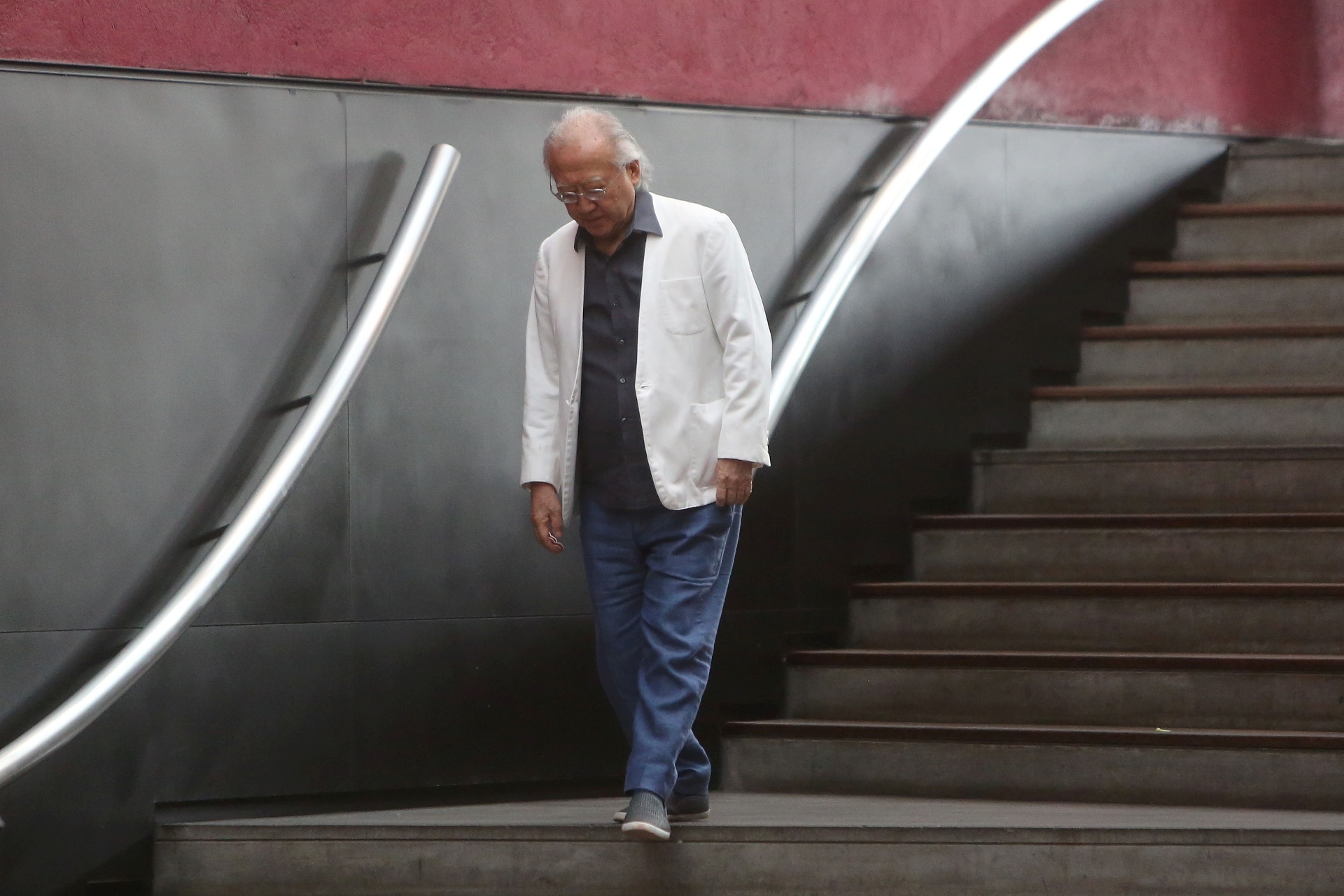 13.fev.2015 - Ruy Othake, filho de Tomie, chega ao velório da mãe, em São Paulo - Ricardo Matsukawa