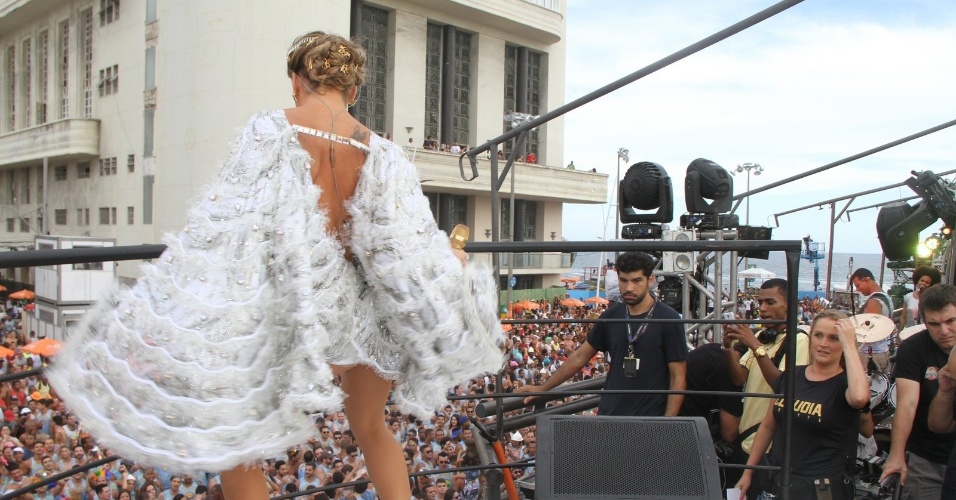 13.fev.2015 - Vestida de anjo, a cantora Claudia Leitte se apresenta no circuito Barra-Ondina. 