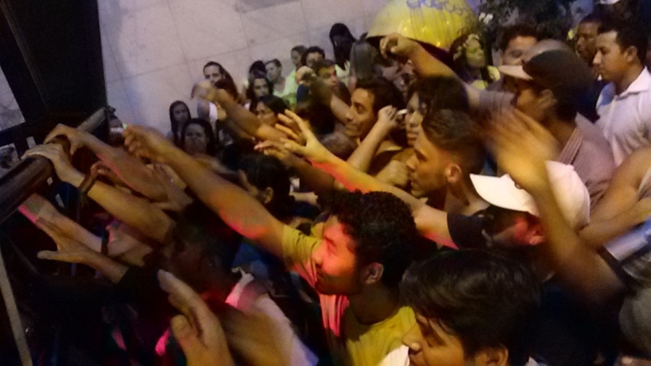 13.fev.2015- Bloco Banda do Trem Elétrico leva centenas de foliões à rua Augusta - Rogério Barbosa