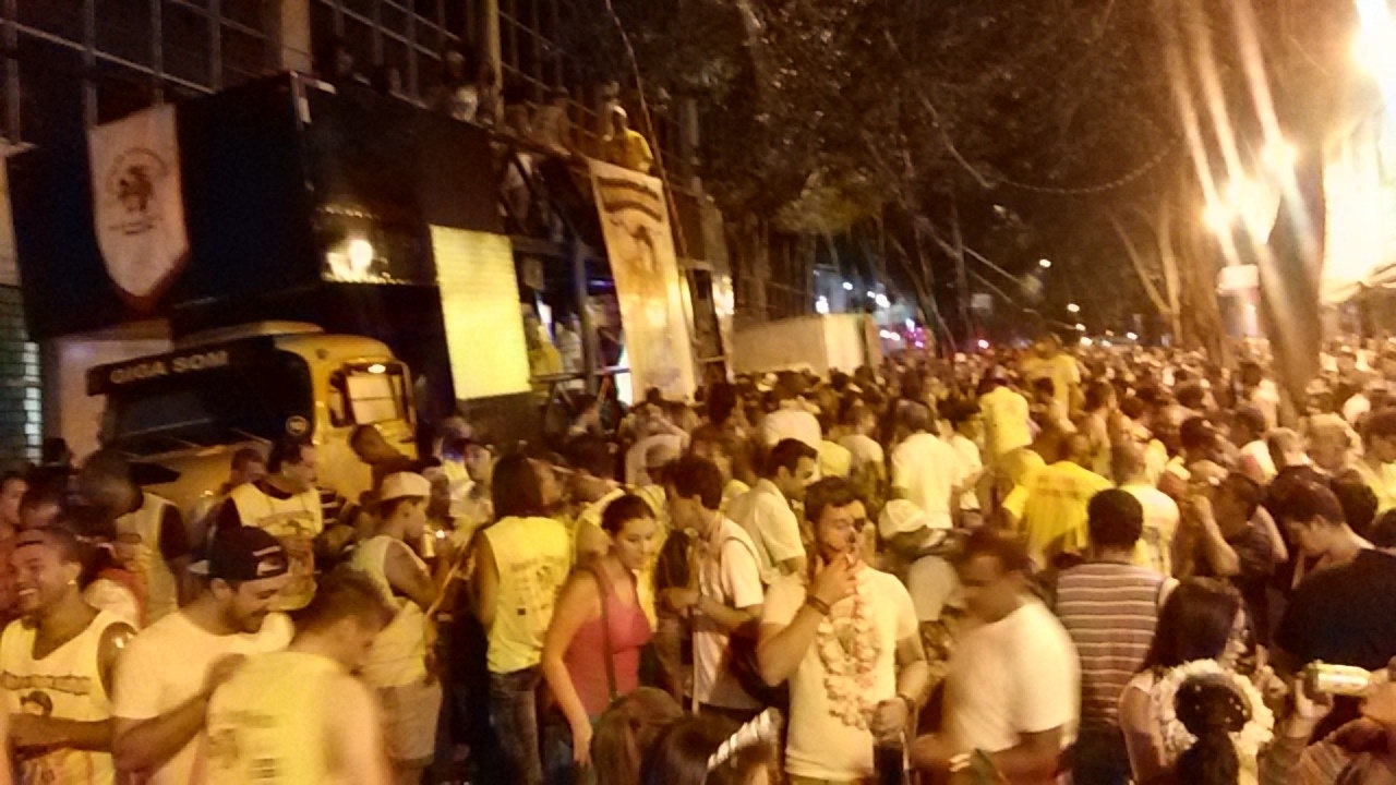 13.fev.2015- Bloco Banda do Trem Elétrico leva centenas de foliões à rua Augusta - Rogério Barbosa