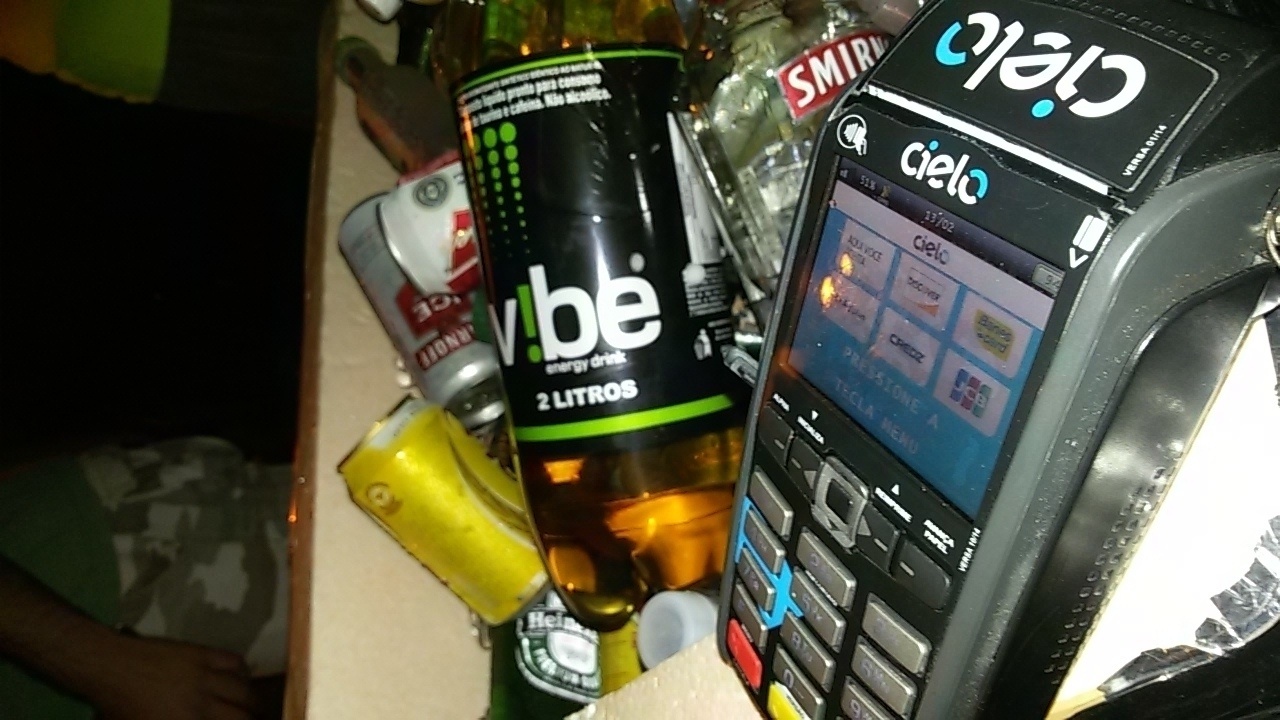 13.fev.2015- Bloco Banda do Trem Elétrico leva centenas de foliões à rua Augusta. Vendedores ambulantes aproveitam para faturar vendendo bebidas - Rogério Barbosa