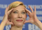 Cate Blanchett faz careta e brinca com jornalistas durante coletiva de imprensa sobre o filme "Cinderella" - John MacDougall/AFP