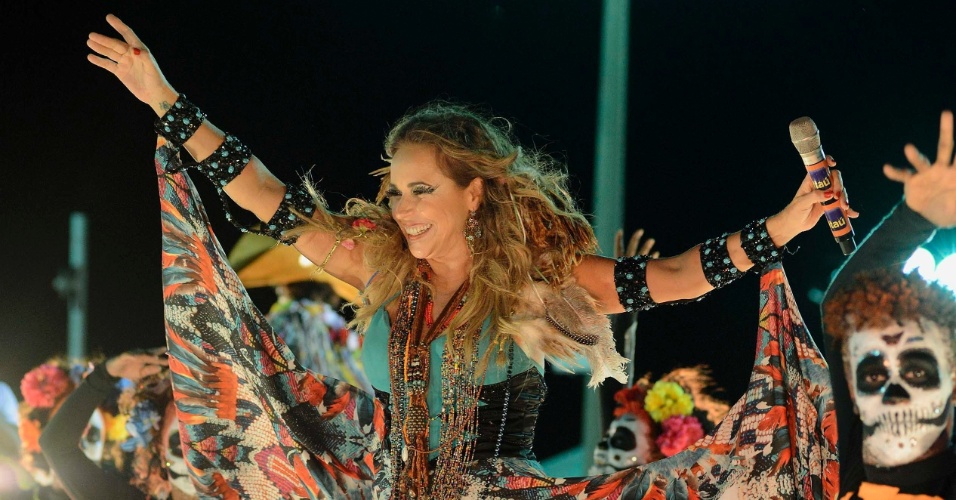 13.fev.2015 - Com fantasia colorida, Daniela Mercury se apresenta para foliões no Circuito Barra-Ondina, em Salvador