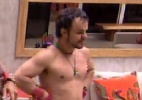 Ao som de marchinhas de Carnaval, Fernando, Aline e Adrilles dançam na sala - Reprodução/TV Globo