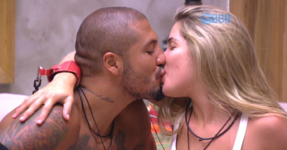 14.fev.2015 - Fernando e Aline aproveitam troca do castigo do monstro para se beijarem