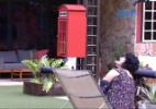 Mariza fuma e fala sozinha no jardim da casa: "Toca, Big Fone" - Reprodução/TV Globo