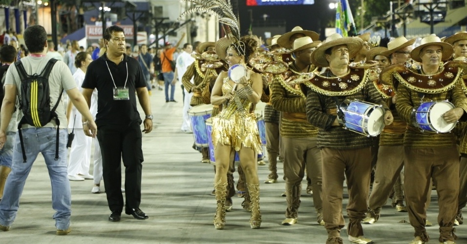 Fev.2015 - Elenco prepara o desfile da União de Santa Teresa, na Marquês de Sapucaí. O Carnaval da novela "Império" terá a volta do Comendador e atentado no sambódromo