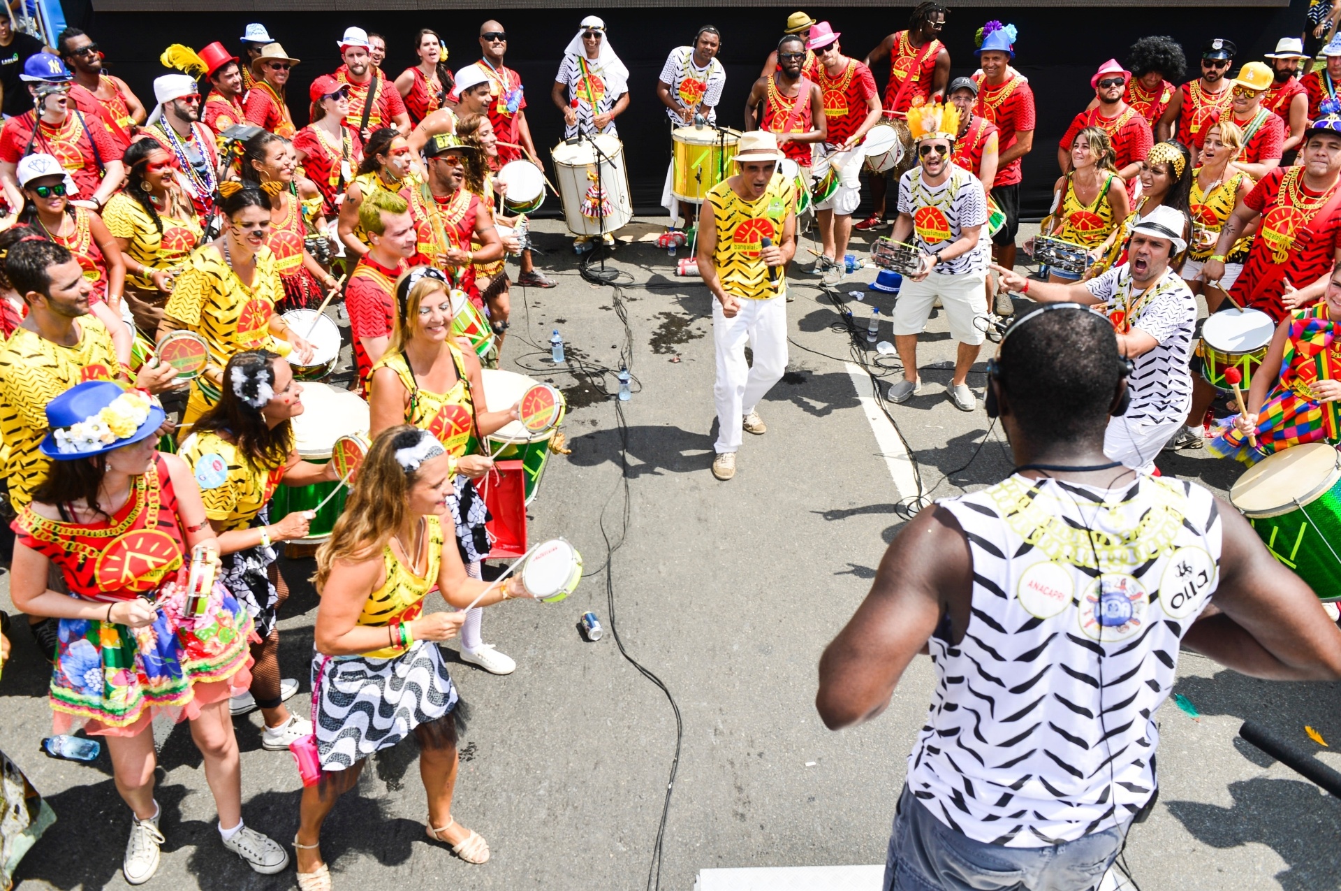 15.fev.2015 - Integrantes da bateria do Bangalafumenga se aquecem para apresentação do bloco no Aterro do Flamengo - Andre Muzell/ UOL