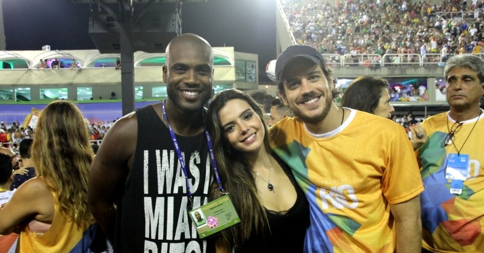 15.fev.2015 - Rafael Zulu, Giovanna Lancelotti e Marco Pigossi curtem os desfiles do grupo de acesso do Rio de Janeiro, na Sapucaí