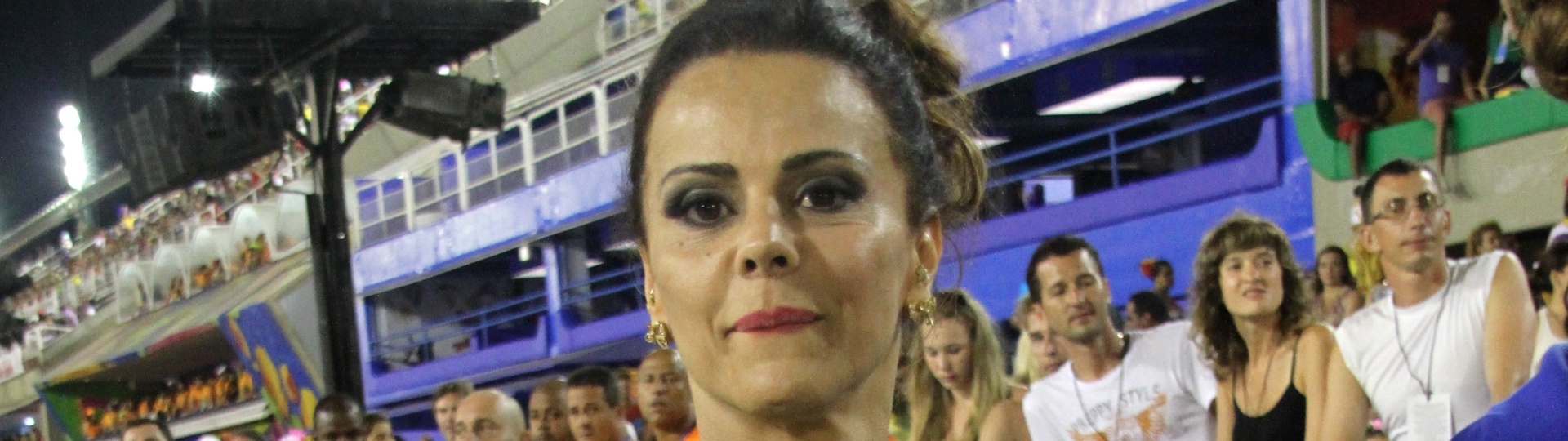 15.fev.2015 - Um dia após desfilar em São Paulo, Viviane Araújo acompanha os desfiles do grupo de acesso do Rio de Janeiro, na Sapucaí