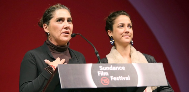 A cineasta Anna Muylaert (esq.), ao receber um prêmio do Festival de Sundance pelo filme "Que Horas Ela Volta?" - Kristin Murphy/EFE
