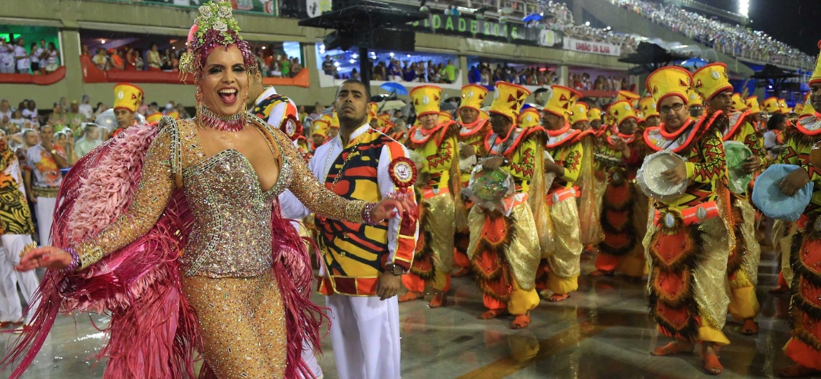 15.fev.2015 - Raíssa Machado, rainha da bateria da Viradouro, desfila com fantasia coberta de brilhos - Marco Antônio Teixeira/UOL