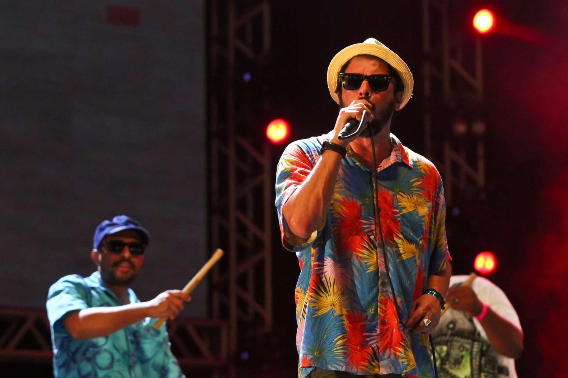 16.fev.2015 - A banda Nação Zumbi fez show na noite de sábado no Marco Zero, em Recife - Sérgio Bernardo/JC Imagem