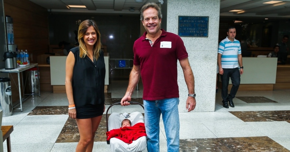 16.fev.2015 - Luisa Mell e o marido Gilberto deixam maternidade do Hospital Albert Einstein com o primeiro filho do casal, ainda sem nome