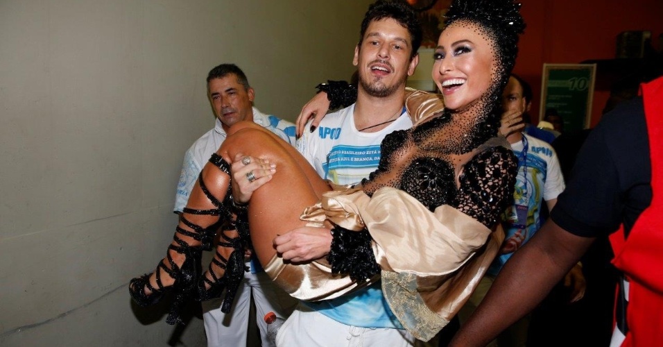 16.fev.2015 - Sabrina Sato deixa Sapucaí carregada pelo namorado João Vicente de Castro depois do desfile da Vila Isabel
