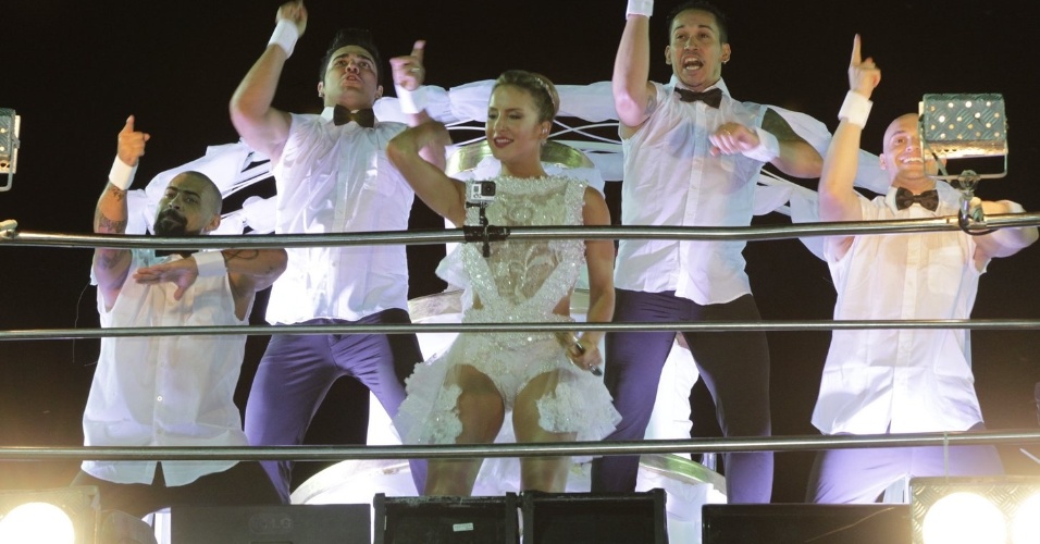 17.jan.2015 - Acompanhada de dançarinos, Claudia Leitte comanda o trio Largadinho, no circuito Barra-Ondina, em Salvador