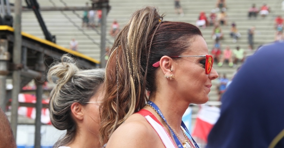 18.fev.2015 - A rainha de bateria do Salgueiro, Viviane Araújo, compareceu ao sambódromo do Rio de Janeiro para acompanhar a apuração do Carnaval de 2015