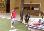 Entediado, Adrilles canta pelo jardim e analisa órgão sexual de estátua - Reprodução/TV Globo
